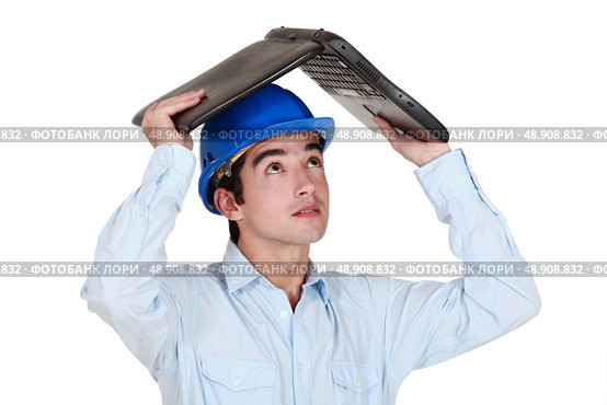 Man sheltering under laptop. Стоковое фото, агентство Ingram Publishing / Фотобанк Лори