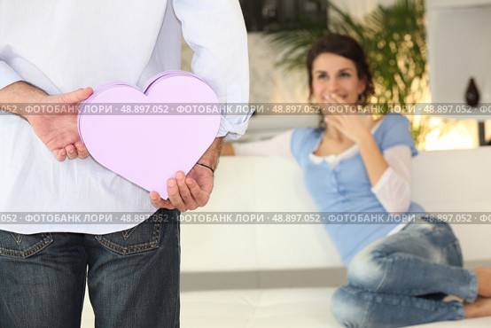 Man surprising woman with gift. Стоковое фото, агентство Ingram Publishing / Фотобанк Лори