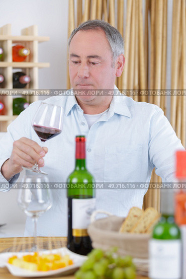man tasting red wine in a tavern. Стоковое фото, агентство Ingram Publishing / Фотобанк Лори