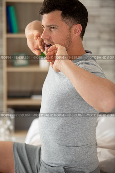 man waking up in bed and stretching. Стоковое фото, агентство Ingram Publishing / Фотобанк Лори