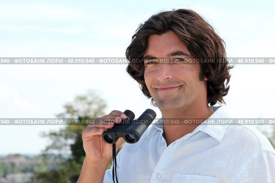 Man with binoculars. Стоковое фото, агентство Ingram Publishing / Фотобанк Лори