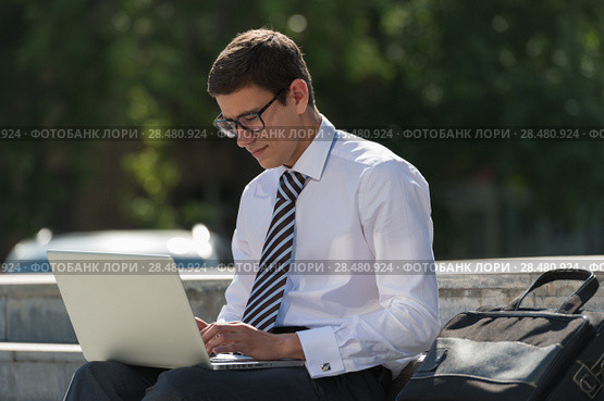 Man with laptop at summer park on bright day. Стоковое фото, фотограф Kirill Kedrinskiy / Ingram Publishing / Фотобанк Лори