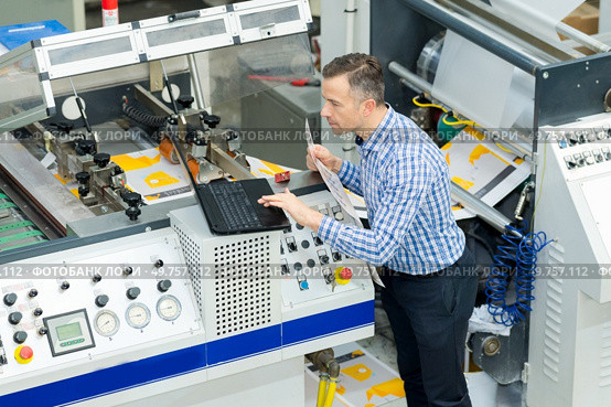 man working at a printer factory. Стоковое фото, агентство Ingram Publishing / Фотобанк Лори