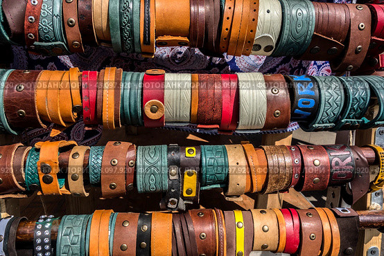 Many vintage colorful bright watch straps for sale. Multicolored background of watch straps. (2017 год). Редакционное фото, фотограф Iva Noel / Фотобанк Лори