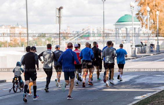 Marathon race. Marathon race of people athletes on the road in the city park. Running people at marathon competitions. Gorky Park, Moscow, Russia, September 2022. Редакционное фото, фотограф Photojuli / Фотобанк Лори