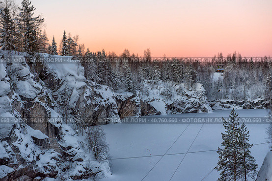 Marble kanyon in Ruskeala, Karelia in winter (2019 год). Редакционное фото, фотограф Анна Кривицкая / Фотобанк Лори