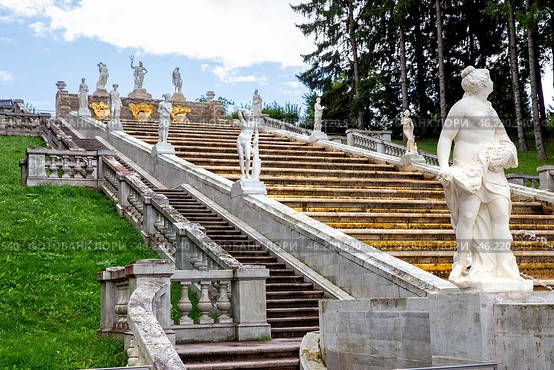 Marble staircase and marble sculptures in Peterhof park. St. Petersburg, Russia (2024 год). Редакционное фото, фотограф Евгений Ткачёв / Фотобанк Лори