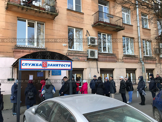 March 27, 2020 Russia Saint-Petersburg queued people to the employment center. Редакционное фото, фотограф Evgeny Miller / Фотобанк Лори