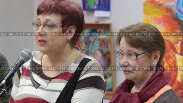 Марина Анатольевна Чернова на открытии выставки художника Натальи Назаренко, город Балашиха (2017 год). Редакционное видео, видеограф Дмитрий Неумоин / Фотобанк Лори