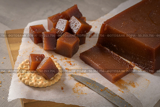 Marmalade in crackers on a kitchen counter. Стоковое фото, агентство Ingram Publishing / Фотобанк Лори