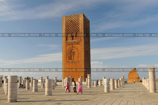 Marocco – Hassan Tower or Tour Hassan, the minaret of an incomplete mosque in Rabat, mausoleum of Mohamed VAfrica, Morocco, Rabat, Hassan tower. Редакционное фото, агентство BE&W Photo / Фотобанк Лори