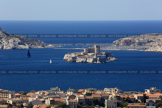 Марсель (Marseilles). Вид на Фриульские острова и замок Иф со смотровой площадки базилики Нотр-Дам-де-ля-Гард (Basilique Notre-Dame de la Garde) (2016 год). Стоковое фото, фотограф Татьяна Лата / Фотобанк Лори