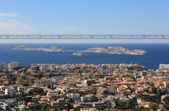 Марсель (Marseilles). Вид на Фриульские острова и замок Иф со смотровой площадки базилики Нотр-Дам-де-ля-Гард (Basilique Notre-Dame de la Garde) (2016 год). Стоковое фото, фотограф Татьяна Лата / Фотобанк Лори
