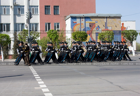 Марш курсантов по главной улице в День Победы, Караганда (2010 год). Редакционное фото, фотограф Олыкайнен Наталья / Фотобанк Лори
