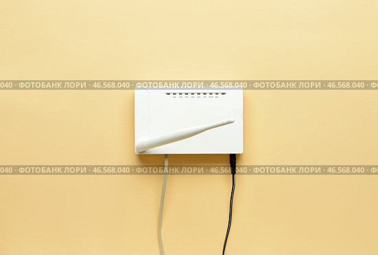 Маршрутизатор Wi-Fi с антенной и сетевыми кабелями на цветном фоне. Стоковое фото, фотограф Pixel_shot / Фотобанк Лори