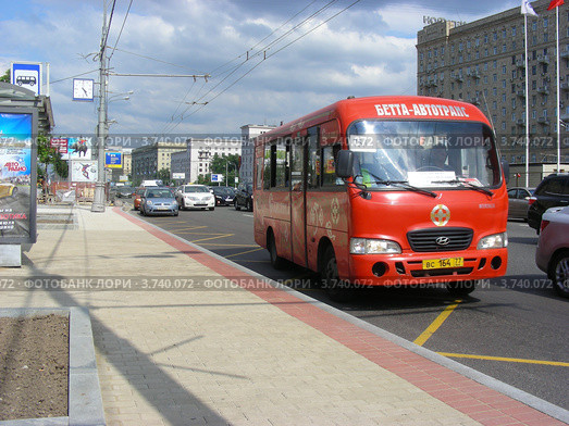 Маршрутка № 753 едет по Кутузовскому проспекту. Москва (2012 год). Редакционное фото, фотограф lana1501 / Фотобанк Лори