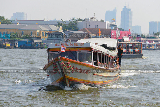 Маршрутный пассажирский катер "Chao Phraya Express Boat" на реке Чаупхрая . Бангкок, Таиланд (2016 год). Редакционное фото, фотограф Виктор Карасев / Фотобанк Лори