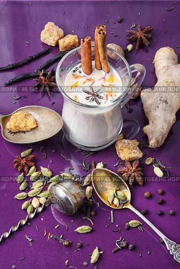 Masala tea ingredients. glass of Indian tea with milk and spicy spices. Стоковое фото, агентство Ingram Publishing / Фотобанк Лори
