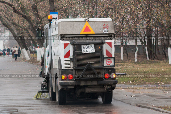 Машина для уборки тротуаров (2014 год). Редакционное фото, фотограф Родион Власов / Фотобанк Лори
