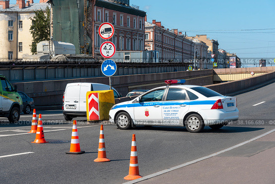 Машина ДПС перегораживает проезд на Литейный мост. Санкт-Петербург (2019 год). Редакционное фото, фотограф Александр Щепин / Фотобанк Лори
