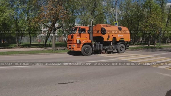 Машина подметает  на улицах Москвы (2023 год). Редакционное видео, видеограф Галина / Фотобанк Лори