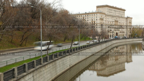 Машины едут по набережной Яузы, таймлапс. Стоковое видео, видеограф Losevsky Pavel / Фотобанк Лори