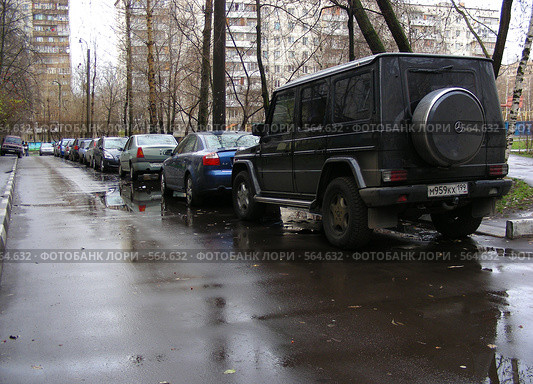 Машины припаркованы на тротуаре во дворе жилого дома (2008 год). Редакционное фото, фотограф lana1501 / Фотобанк Лори