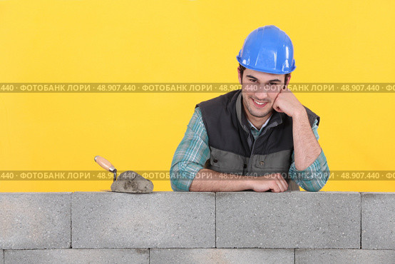 Mason supported by wall. Стоковое фото, агентство Ingram Publishing / Фотобанк Лори