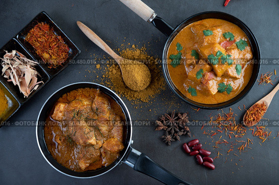 Massaman curry in a frying pan with spices on the cement floor. Selective focus. Стоковое фото, агентство Ingram Publishing / Фотобанк Лори