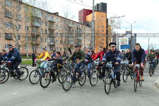 Массовый велопробег в Петрозаводске 28 мая 2017 года. Набережная Варкауса. Полицейские едут на велосипедах в начале колонны. Редакционное фото, фотограф Сергей Цепек / Фотобанк Лори