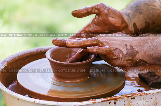 Master class on pottery, a close-up / The picture was taken in Russia, in the city of Orenburg, at the fair of the historical reconstruction festival "Ratny glory." 06/10/2017. Редакционное фото, фотограф Вадим Орлов / Фотобанк Лори