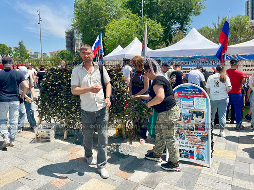 Мастеркласс по плетению маскировочных сетей на Спортивной набережной во Владивостоке. Редакционное фото, фотограф Овчинникова Ирина / Фотобанк Лори