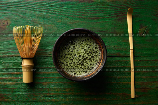 Matcha tea bamboo whisk chasen and spoon for japanese ceremony. Стоковое фото, агентство Ingram Publishing / Фотобанк Лори