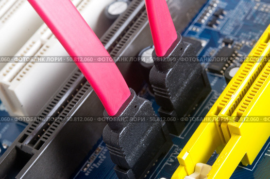Материнская плата компьютера и соединительные кабели SATA. Computer motherboard, electronic components on circuits board. Стоковое фото, фотограф Татьяна Д / Фотобанк Лори