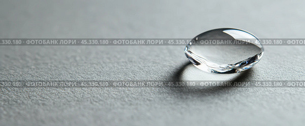 Матовая платиновая капля на текстурированной поверхности. Стоковое AI-изображение, AI-художник ФотоИнтеллект / Фотобанк Лори