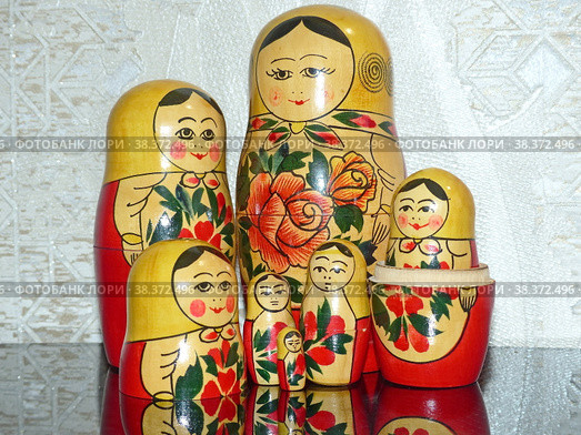 Матрешка-русская складная кукла из дерева, внутри которой куклы меньшего размера. Семеновская матрешка ярко раскрашена, с черными волосами, на голове платок. Сувениры и игрушки (2019 год) Редакционное фото, фотограф Сергей Елизарьев / Фотобанк Лори