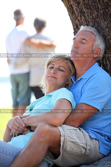 Mature couple dozing in the sunshine. Стоковое фото, агентство Ingram Publishing / Фотобанк Лори
