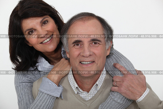 mature couple embracing. Стоковое фото, агентство Ingram Publishing / Фотобанк Лори