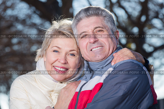 Mature couple hugging each other in park. Стоковое фото, фотограф Яков Филимонов / Фотобанк Лори