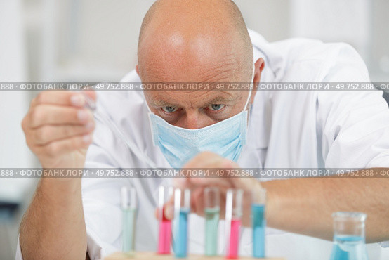 mature lab technician doing medical research. Стоковое фото, агентство Ingram Publishing / Фотобанк Лори
