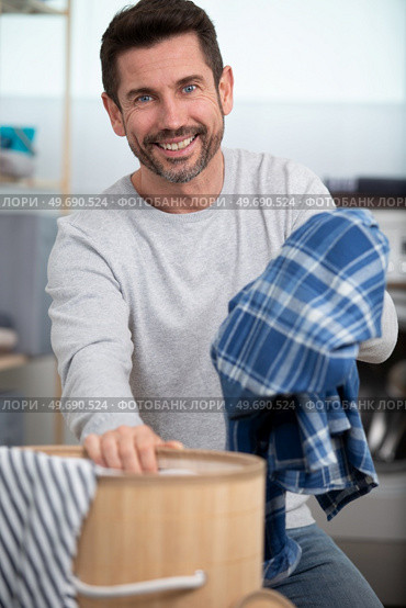 mature man and laundry basket. Стоковое фото, агентство Ingram Publishing / Фотобанк Лори