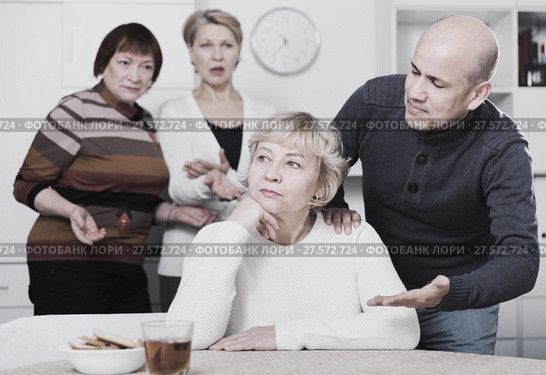 Mature man is warm apologizing to woman after quarrel. Стоковое фото, фотограф Яков Филимонов / Фотобанк Лори