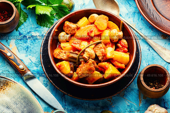 Meat sauce with mushrooms, zucchini, tomato and potatoes. Homemade stew meat. Ragout with meat and vegetables. Стоковое фото, агентство Ingram Publishing / Фотобанк Лори