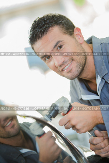 Mechanic Buffing Car. Стоковое фото, агентство Ingram Publishing / Фотобанк Лори