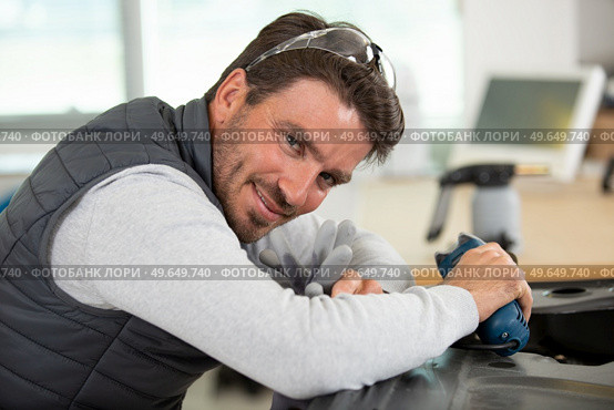 mechanic is looking at the camera. Стоковое фото, агентство Ingram Publishing / Фотобанк Лори