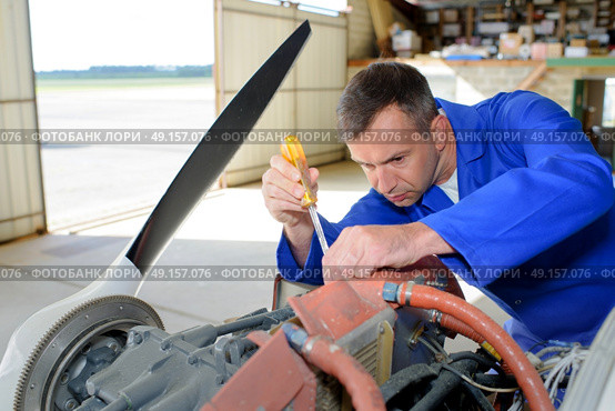 Mechanic working on aircraft. Стоковое фото, агентство Ingram Publishing / Фотобанк Лори