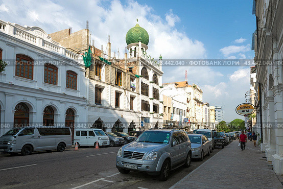 Мечеть Fort Jummah Masjith в городском пейзаже солнечным утром. Улица Chatham St. Коломбо, Шри-Ланка (2020 год). Редакционное фото, фотограф Виктор Карасев / Фотобанк Лори
