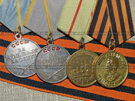 Медали на георгиевской ленте. Награда фронтовика. Семейная реликвия. Память. 9 мая День Победы. Стоковое фото, фотограф Сергей Елизарьев / Фотобанк Лори