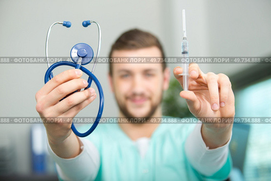 medical doctor or nurse showing an injection. Стоковое фото, агентство Ingram Publishing / Фотобанк Лори