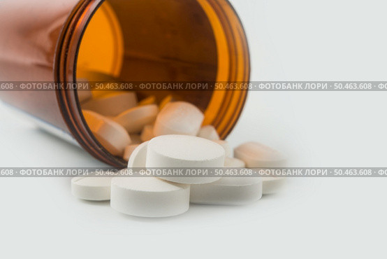Medical pills spilling out of a toppled from pill bottle. Стоковое фото, агентство Ingram Publishing / Фотобанк Лори